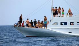 gallery/manta-point/tourists-on-the-boat-manta-point.jpg